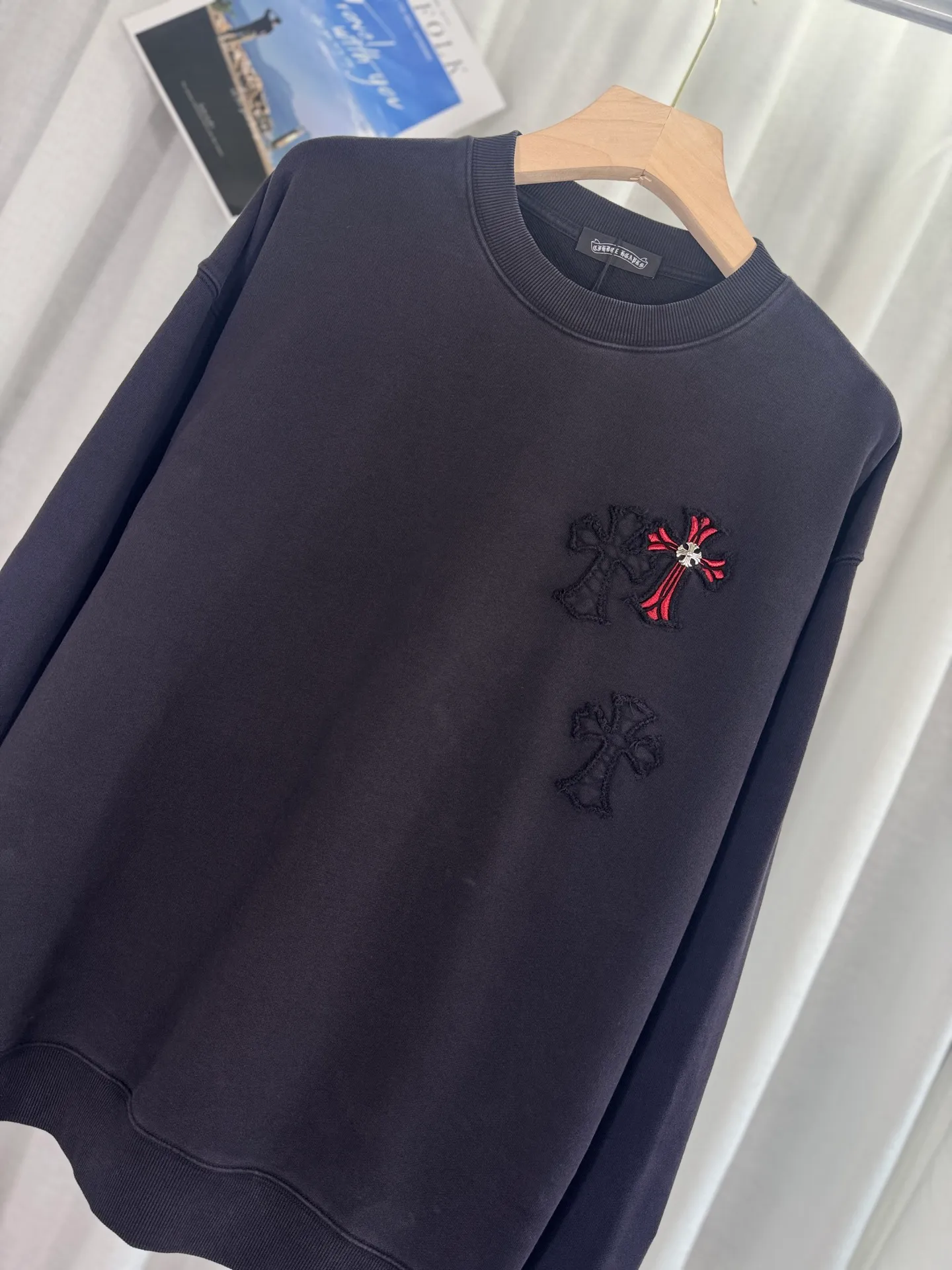 P280 top version, real shot without P, ​​different from market currency) 𝗖𝗵𝗿𝗼𝗺𝗲 𝗛𝗲𝗮𝗿𝘁𝘀/Cro Heart 2025 washed patch embroidery autumn and winter new original single counter American laser burnt 3D three-dimensional color embroidery couple casual sweatshirt 👑The highest version! Customized fabric 420g tripe terry fabric! American acid-washed and distressed original fabric laser burnt ✟appliqué embroidery and exquisite embroidery of letters! The best-selling model in the counter, very comfortable to wear. Accessories: original molded and authenticated collar label➕100% silk wash label. Genuine purchase-grade original hangtag➕matching hanging rope➕3D hanging beads➕original packaging bag. Craftsmanship: The original version has consistent wiring! The highest version of the armhole matching technique! Color: Green Black Size: S M L XL Style Number: 25-306